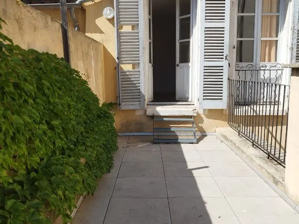 T3 - Terrase entre la gare et le Vieux-Port