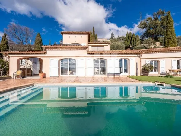 SPLENDIDE VILLA À CABRIS