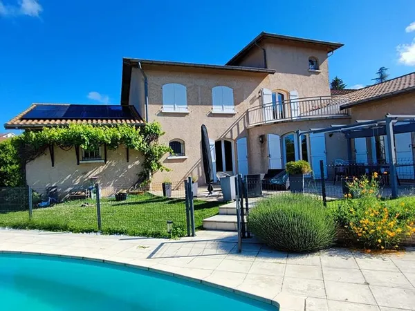 Maison T6 de 225m² avec piscine et dépendances - Charantonnay