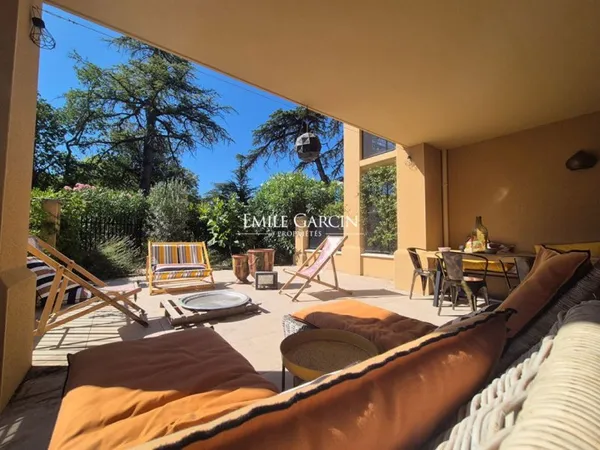 A louer Beau 2 pièces Uzès centre avec 50m2 de terrasse piscine garage