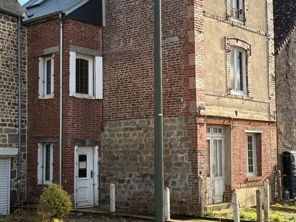 Maison de ville ancienne en brique et pierre - Fort potentiel