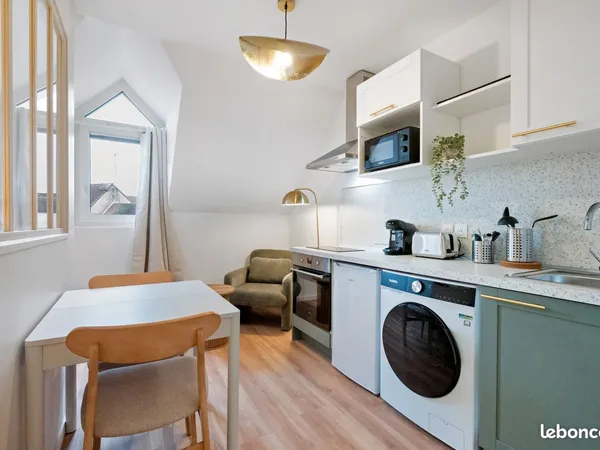 Studio meublé refait à neuf avec place de parking
