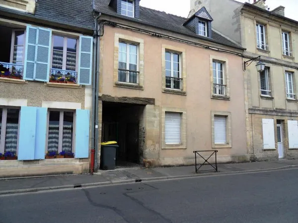 BAYEUX, rue de la Cave, F3 en duplex au 1er étage