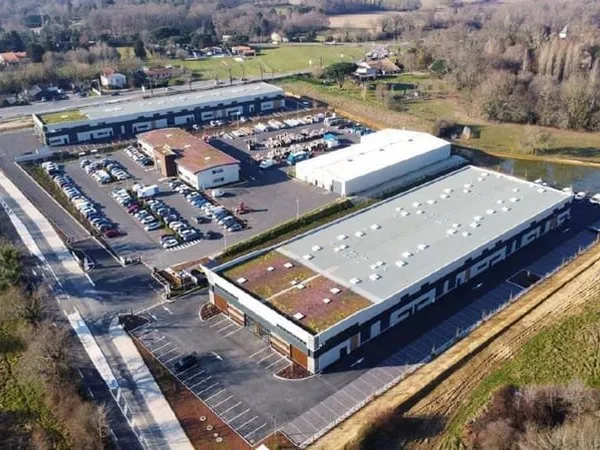 Local d'activité 1101 m²