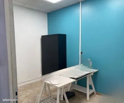 Bureau à louer avec vitrine - meublé - charges incluses - 450 HT