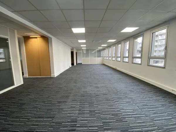 Bureaux - A LOUER - 325 m² non divisibles