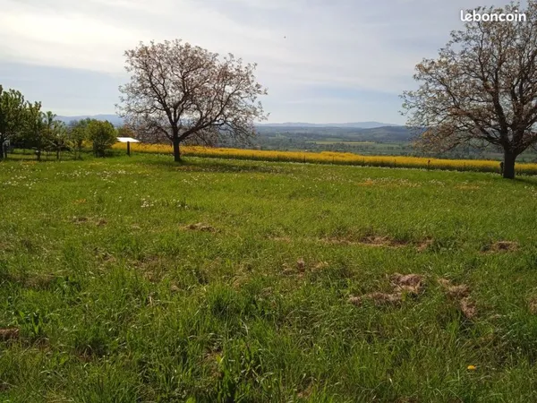 Terrain constructible avec grange en pierre