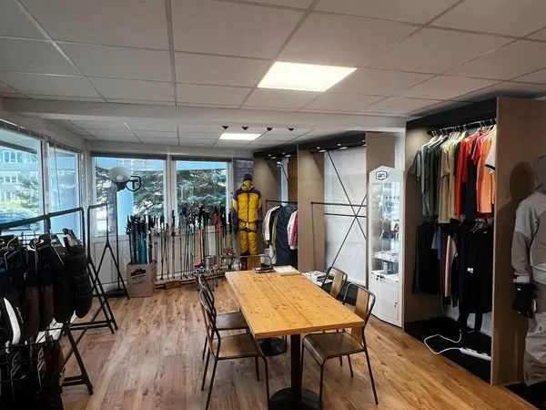 Bureau / show room
