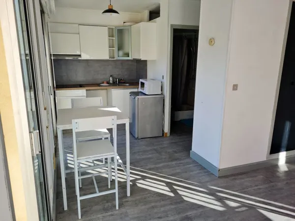 Joli studio 21m2 meublé exposé sud avec vue montagne au 1er étage d'une petite résidence au calme