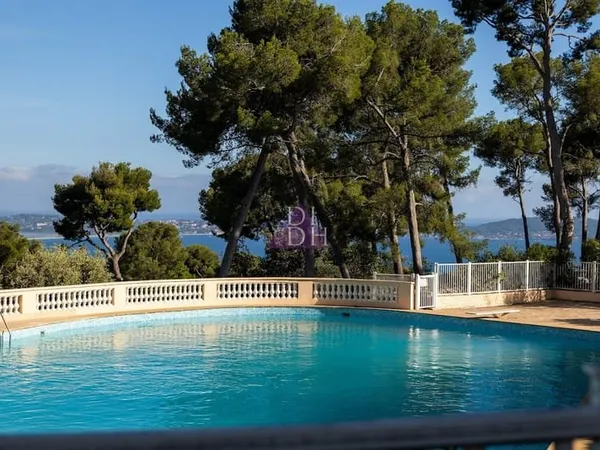 Ecrin de verdure et vue mer dans résidence avec piscine