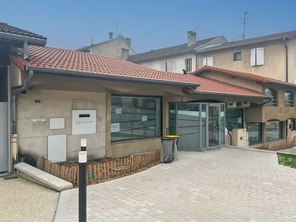 Local commercial 261 m²