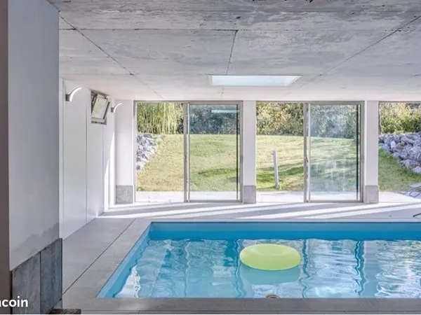 Propriété d'exception avec piscine intérieur