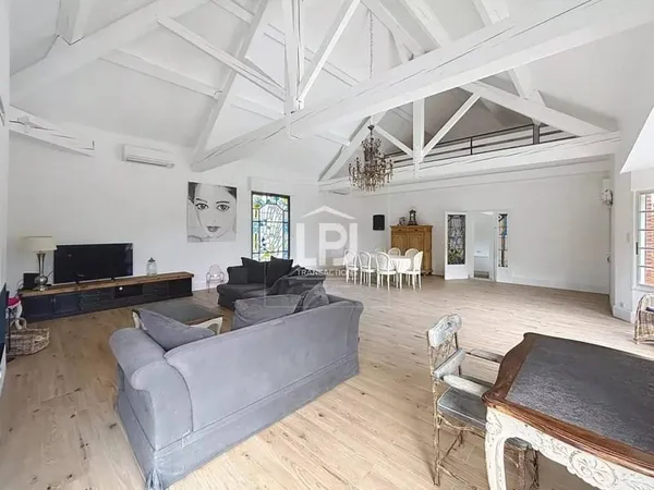 Maison 9 pièces 351 m²