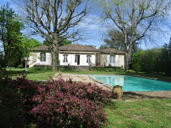 Maison 8 pièces 221 m²