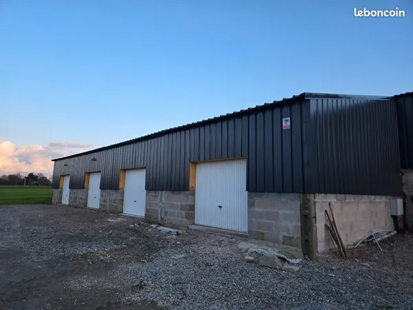 Garage fermé avec électricité éclairage