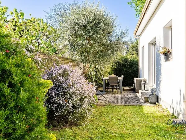 A vendre Nantes Petit Port Maison en impasse jardin garage
