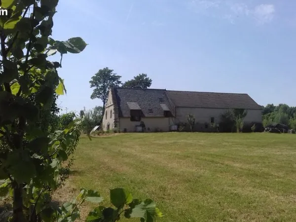 Grande maison, grande dépendance, terrain, vue Monts du Cantal
