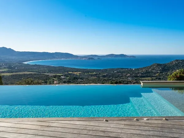 Lumio, Villa d'architecte, 6 chambres, vue mer panoramique, piscine chauffée, proche des plages
