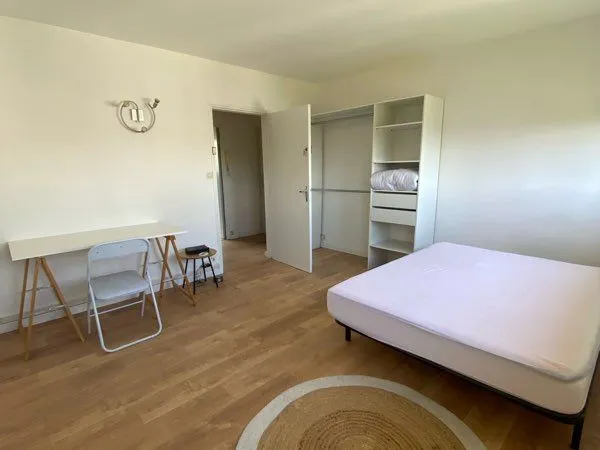 Une chambre disponible pour colocation