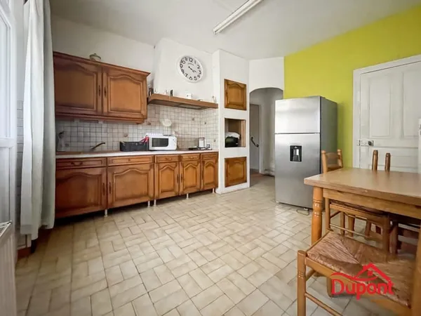 Maison individuelle 78 m2 trois chambres, garage et jardin à Ch