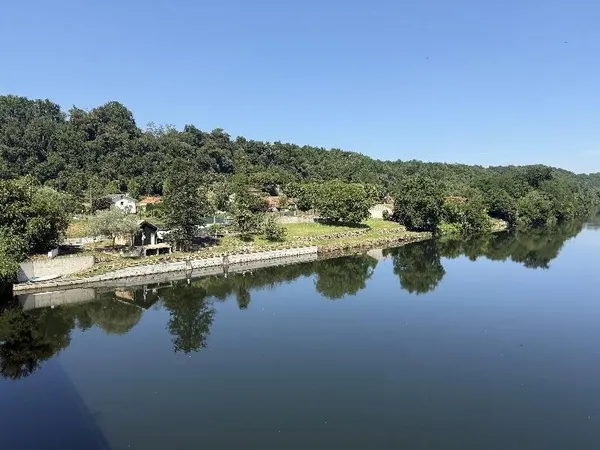 Maison Charmante maison nichée au bord de la Dordogne, offrant un accès direct à la rivière. Un lie