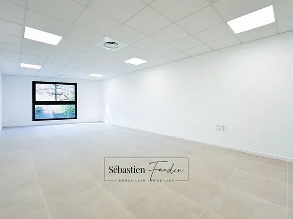 Bureau à louer LA SEYNE SUR MER (83) - 34 M² - FORTE VISIBILITÉ - BUREAUX NEUFS - PMR - STATIONNEMEN