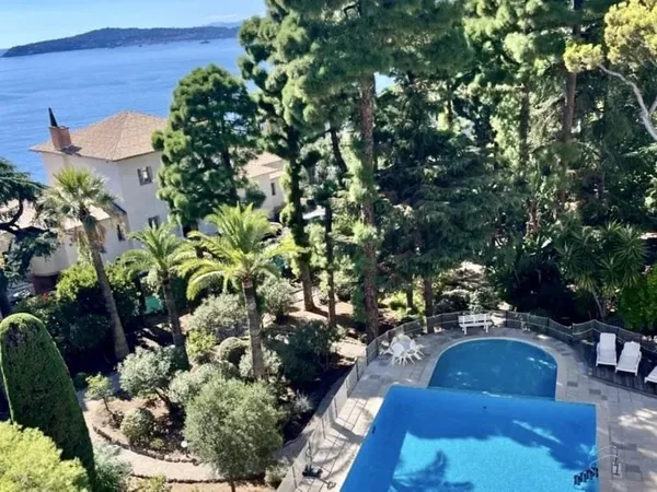 Cap d'Ail-Appartement au dernier étage avec vue mer, terrasses et piscine, à 5 minutes de Monaco et 