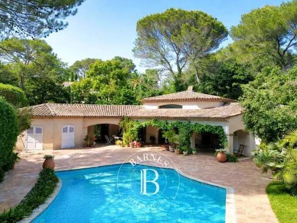 EXCLUSIVITÉ - MOUGINS LES PARCS - VILLA DE CHARME AU CALME