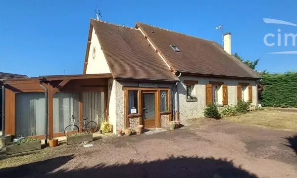 A VENDRE à MONT PRES CHAMBORD, maison composée de 4 chambres + 1 bureau