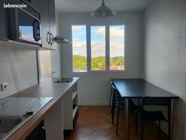 Appartement fraîchement rénové, meublé et lumineux. Idéal pour 2 étudiants, avec 2 chambres indépend