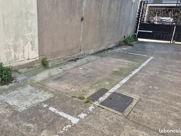 Parking extérieur sécurisé, Les Lilas