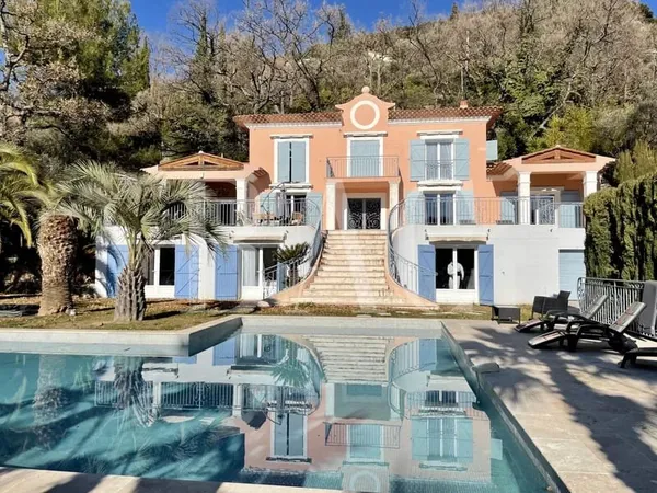 Propriété au calme, dans un domaine privé, à 30 minutes des plages et du centre de Cannes