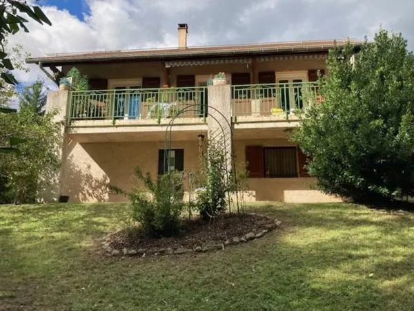 MAISON D'EXCEPTION AUX PIEDS DES DEMOISELLES COIFEES