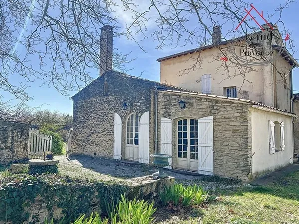 Rare à Pernes les Fontaines ensemble immobilier comprenant 3 mas sur 7 hectares.