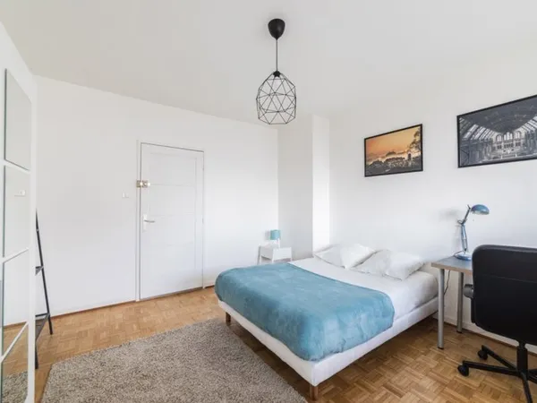 Grande chambre lumineuse – 16m²