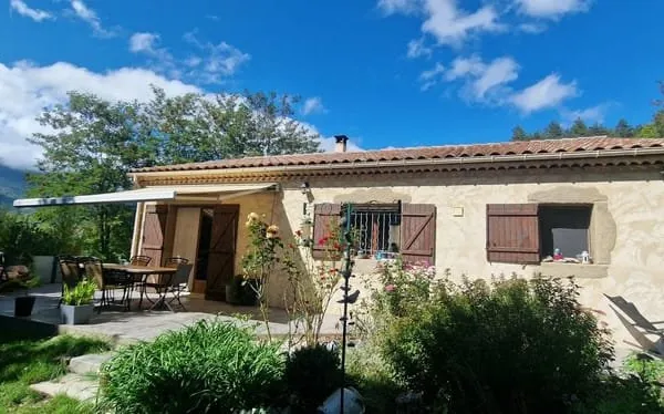 Maison avec jardin, dépendances, proche du centre ville