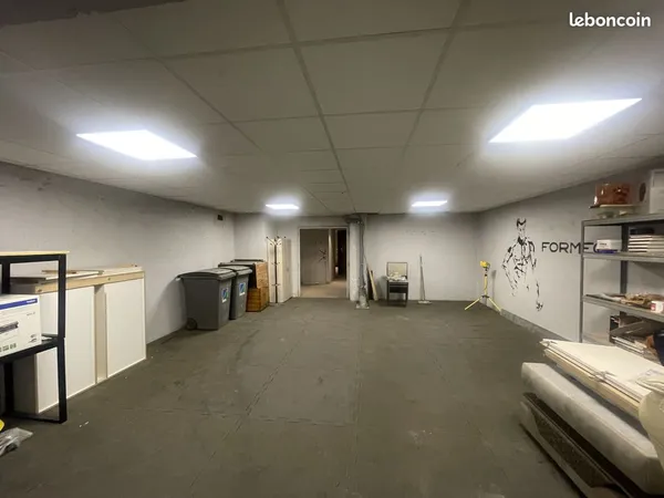 Parking/box 100 m² Saint-Étienne
