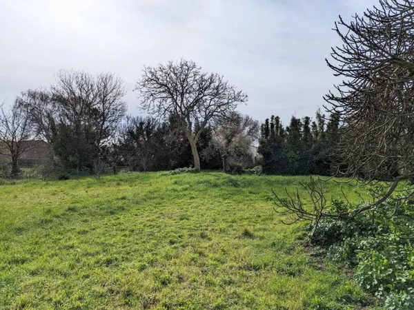 Terrain constructible 693 m²