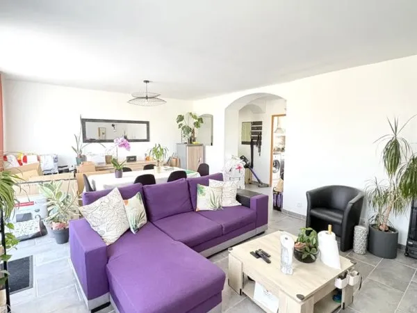 BEL APPARTEMENT DE TYPE 3 + 2 BALCONS - CELLIER