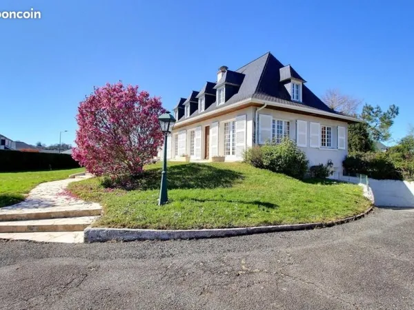 Maison 7 pièces 221 m²