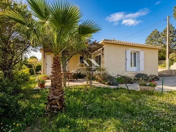 Située à Alès, maison de plain-pied 4 chambres sur un terrain de 1147 m² avec piscine hors-sol