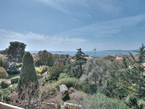 VILLA BELLE ÉPOQUE AVEC VUE MER A RENOVER PROCHE CENTRE VILLE ET PLAGES A PIED A SAINT RAPHAEL