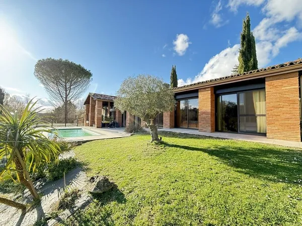 Demeure de caractère T8 avec piscine et vue arborée sur les