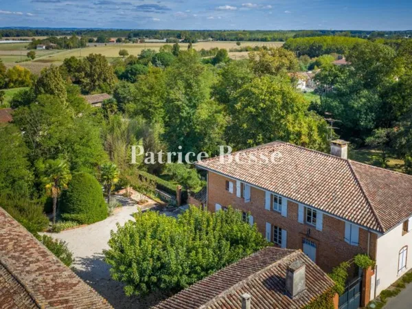 À 55 min de Toulouse, avec son parc d'agrément, sa piscine, et s