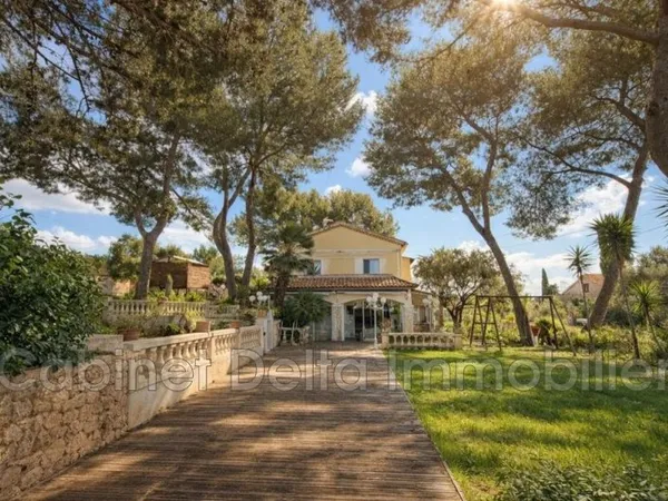 Villa 12 pièces 258 m²