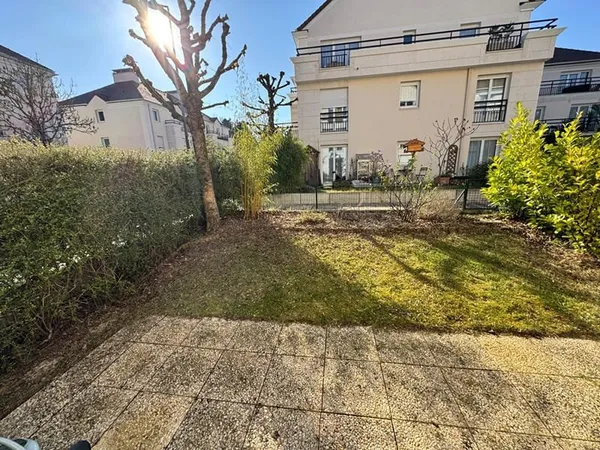 Appartement Guyancourt 2 pièces 43 m2 - lumineux - bel extérieur - box en sous sol