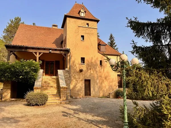 Grande maison lotoise 6 chambres avec pigeonnier, proche de Gourdon