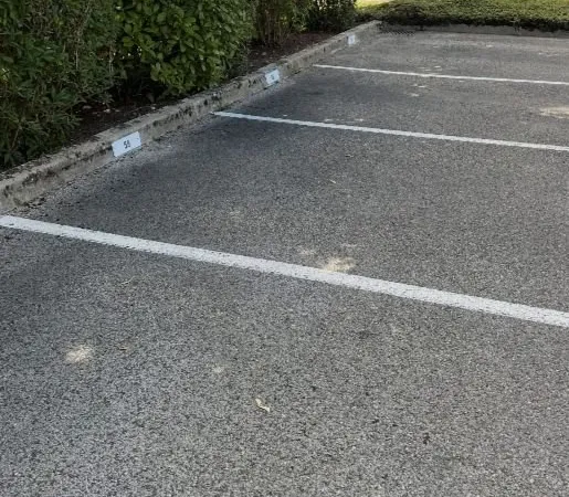 Place de parking extérieure dans résidence sécurisée