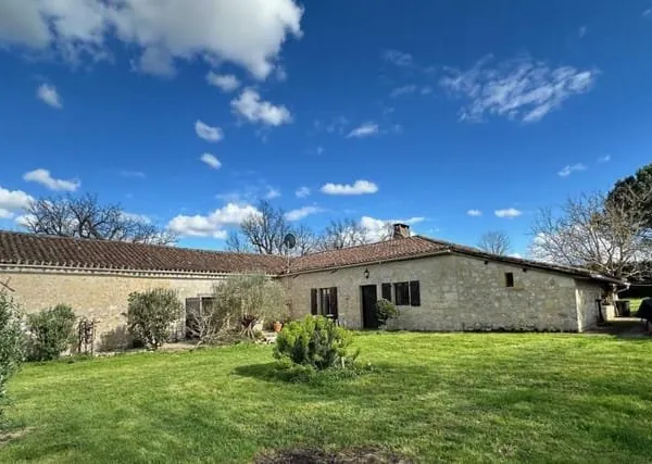 Plain-pied en pierre du 19ème siècle avec garage et piscine hors-sol