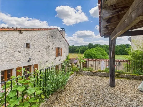 Charmante maison en pierre avec piscine